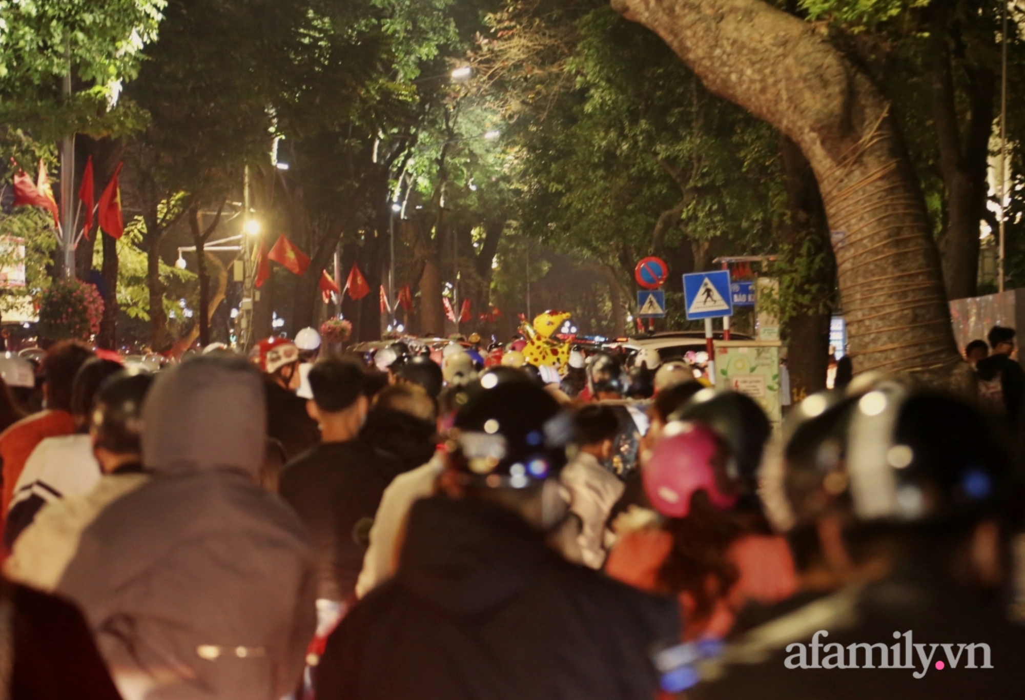 Dòng người đổ về hồ Gươm đứng chôn chân không thể di chuyển