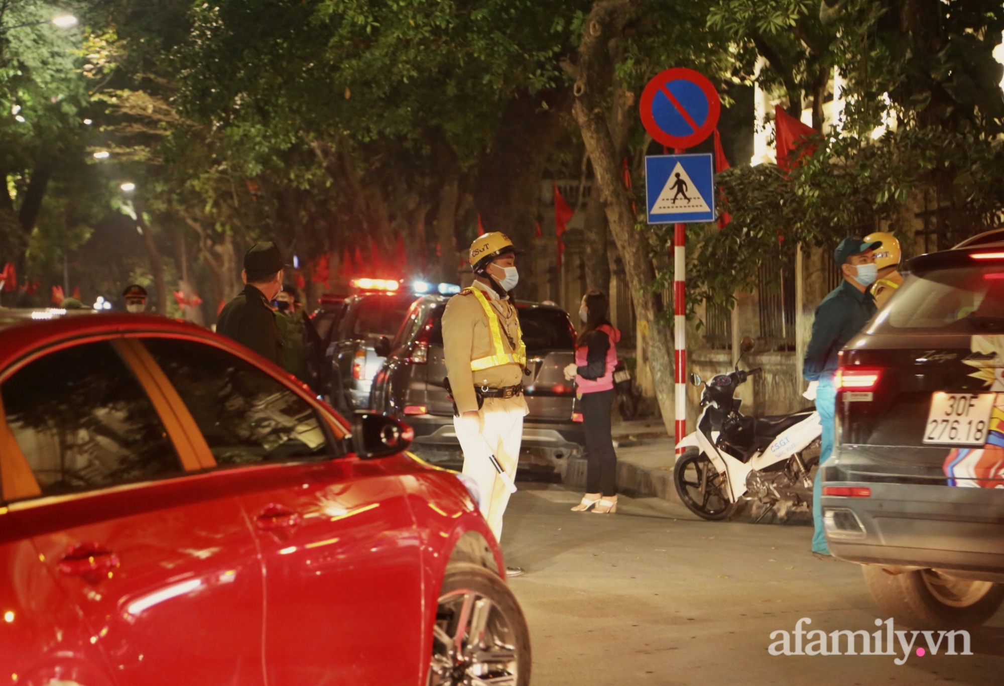 Lục lượng chức năng có mặt làm nhiệm vụ phân làn.