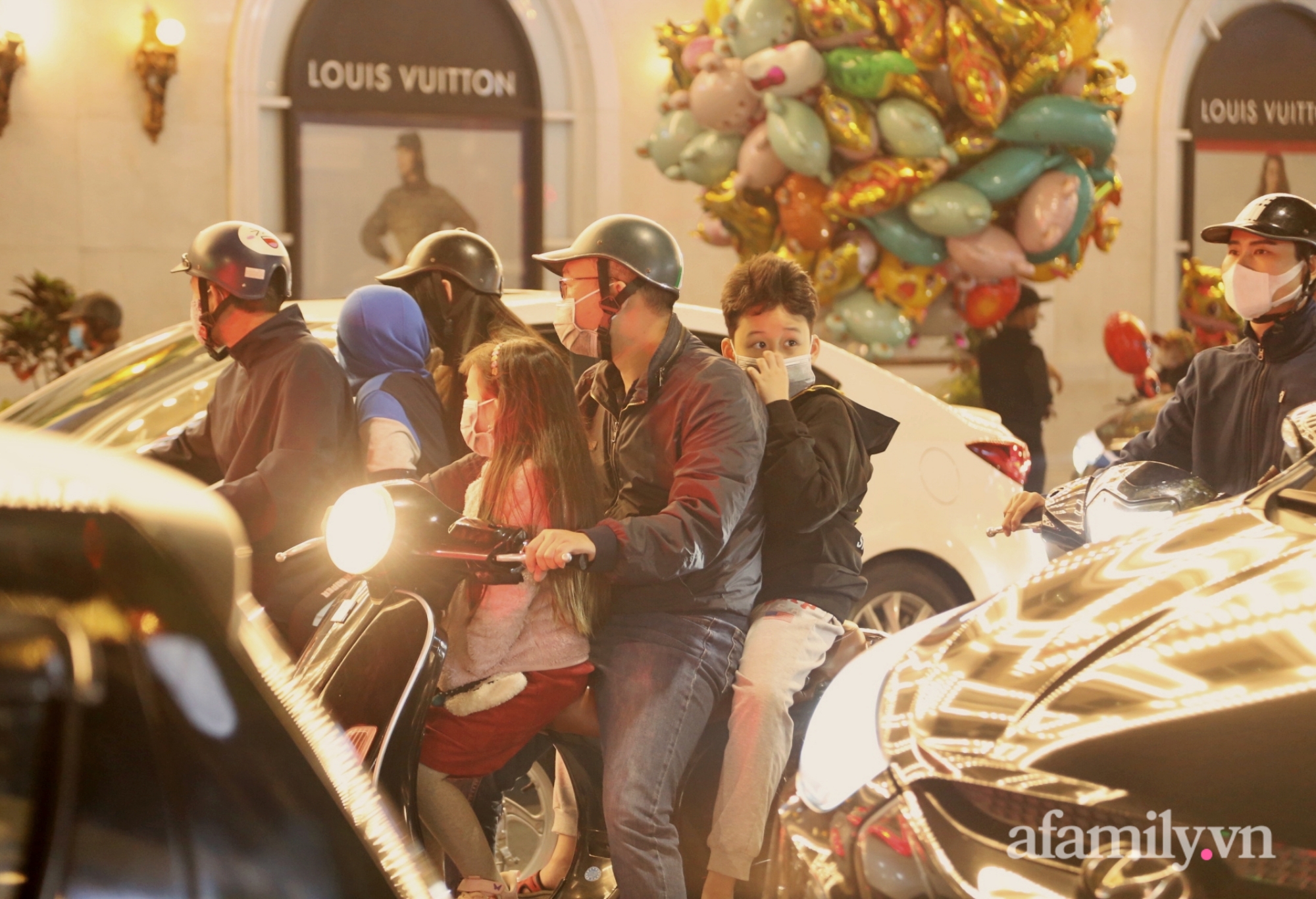 Người người, nhà nhà ra đường đón giao thừa.