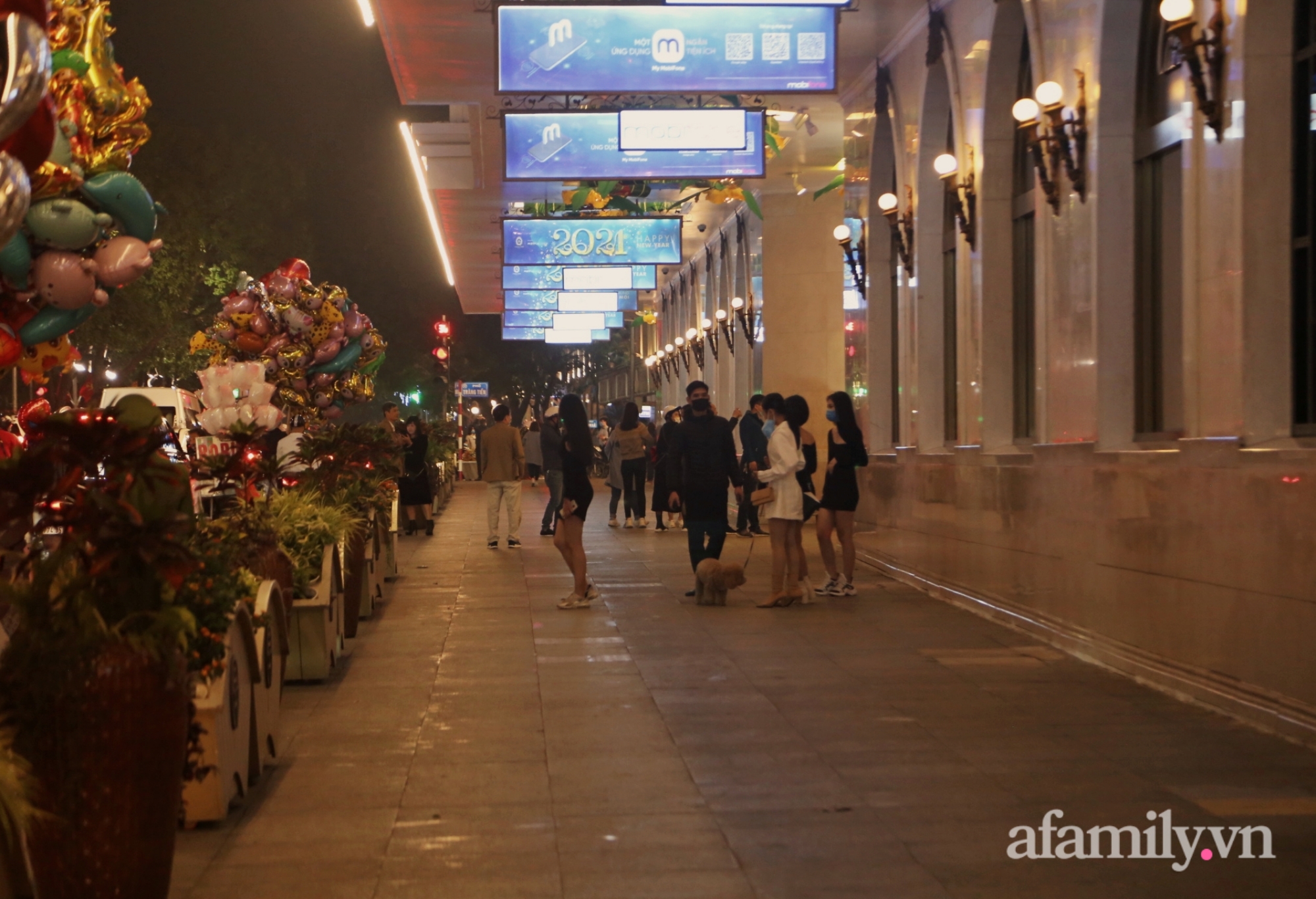 Lúc này chỉ có đi bộ là sướng nhất!