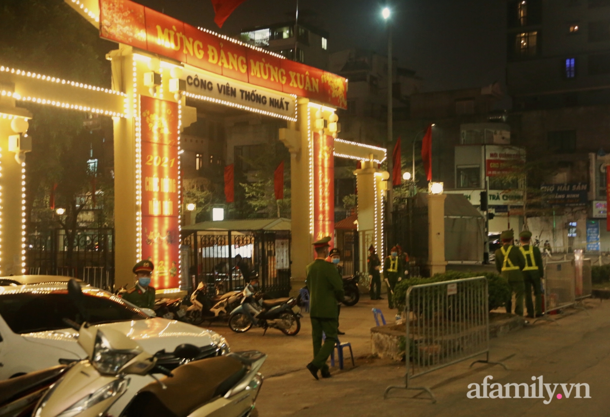 Tại công viên Thống Nhất - điểm bắn pháo hoa tầm cao duy nhất của Hà Nội, lực lượng chức năng đã lập chốt chặn.