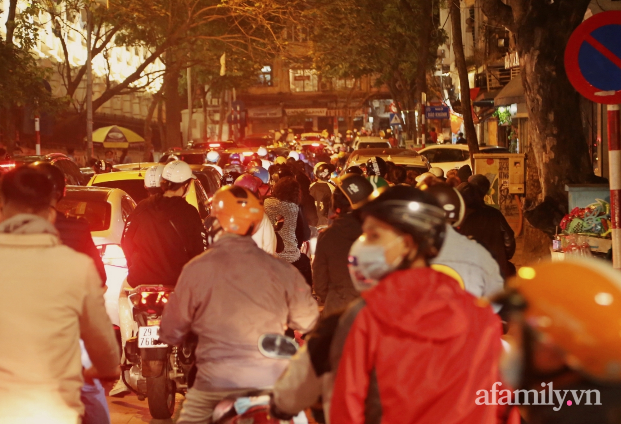 Nhưng chỉ cần lui xuống 1 đoạn, đường thắt và xảy ra ách tắc