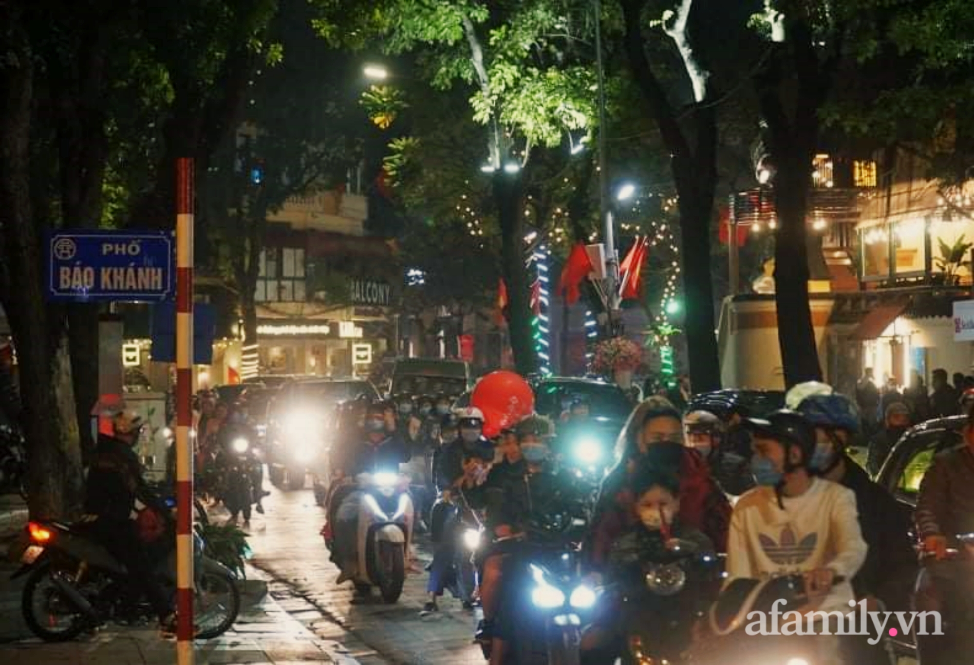 Càng về gần giao thừa, lượng người đổ ra đường càng đông hơn.