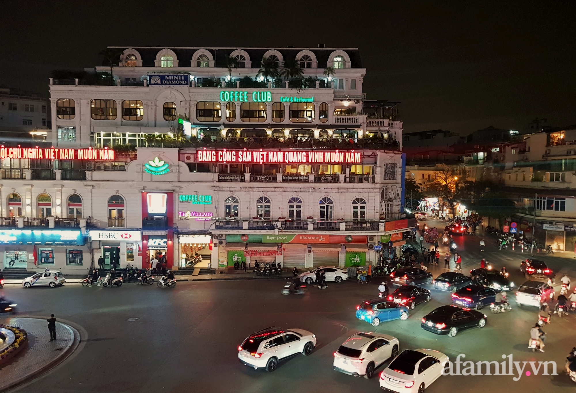 Khu vực đầu vòi phun Hàm cá mập có vẻ khá thoáng nhưng mật độ phương tiện mỗi lúc lại một tăng thêm