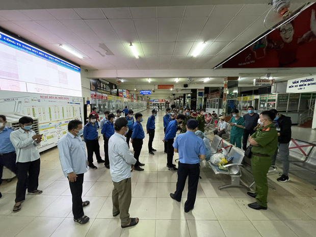 Nhân viên tại bến xe xếp hàng chờ lấy mẫu xét nghiệm Covid-19 trong đêm 30 Tết