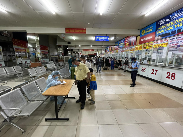 Việc lấy mẫu xét nghiệm Covid-19 nơi đông đúc như bến xe giúp phát hiện kịp thời ca bệnh, kiểm soát dịch trong cộng đồng