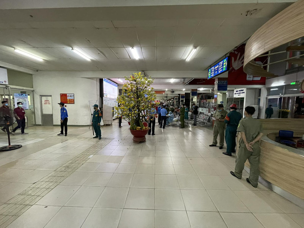 Lực lượng chức năng hỗ trợ ngành Y tế thực hiện lấy mẫu toàn bộ nhân viên bến xe