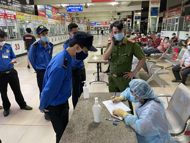 Nhân viên bảo vệ bến xe được lấy thông tin y tế