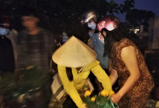 Đêm giao thừa, nhiều người vẫn đổ về kinh Tẻ, quận 7, TPHCM để mua hoa giúp đỡ cho những người trồng.