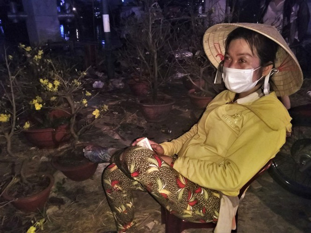 Chị Mộng Thu (Bến Tre) cảm động rơi nước mắt vì đêm giao thừa vẫn bán được hoa.