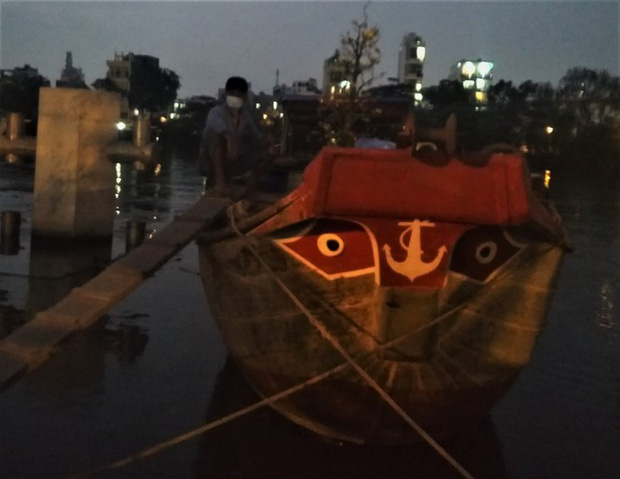 Anh Vũ vẫn chờ bán hết hoa để trở về Bến Tre trong đêm giao thừa