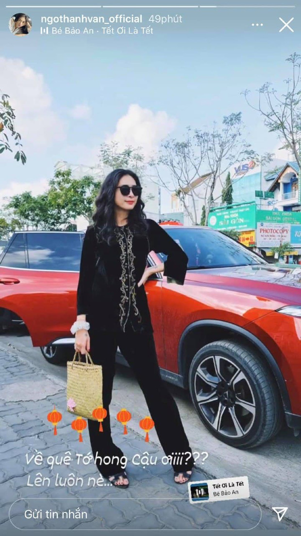 ... giống y hệt chiếc xe Ngô Thanh Vân dùng để về quê vào chiều ngày 10/1, khung cảnh cũng y hệt