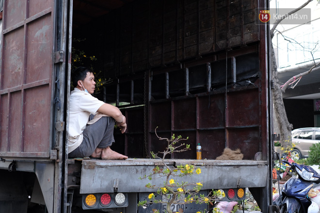 Dù khá buồn rầu khi không bán hết số cây cảnh ngày Tết, song các tiểu thương vẫn cố gắng bảo nhau sắp xếp gọn gàng chứ không thẳng tay chặt bỏ và vứt lại bên đường như mọi năm.