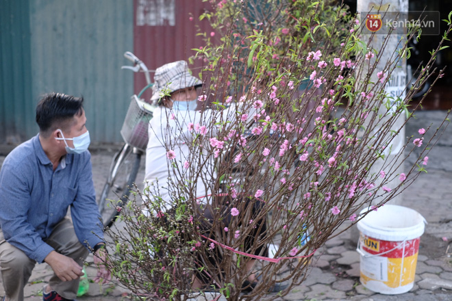 Nhiều tiểu thương cố nán lại tới chiều muộn ngày 30 Tết để bán nốt số cây cảnh còn lại. Điều này khiến các công nhân vệ sinh phải làm việc vất vả hơn hẳn so với mọi ngày