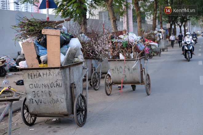 Lượng rác thải khổng lồ trong những ngày cận Tết khiến các công nhân vệ sinh phải làm việc hết năng suất mới có thể hoàn thành xong nhiệm vụ của mình