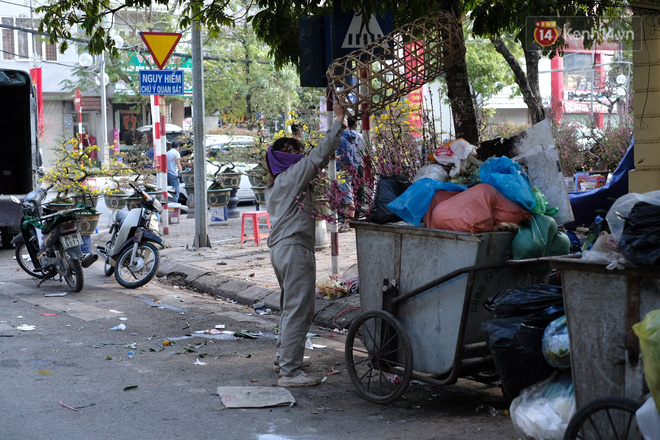 Chị Huệ, một công nhân vệ sinh trên đường Lạc Long Quân cho biết: “Năm nay, tiểu thương cố bán nốt hàng nên tan chợ muộn hơn. Chúng tôi phải nán lại chờ họ về để thu gom hết rác thải, nên chắc là phải qua Giao thừa mới có thể trở về nhà đón Tết cùng với gia đình được!”