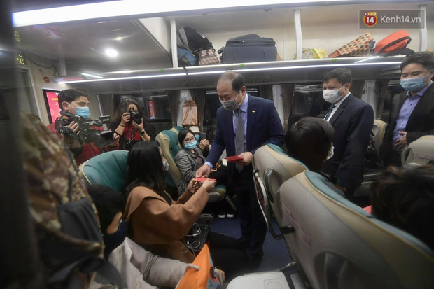 Nhiều hành khách được đoàn công tác mừng tuổi