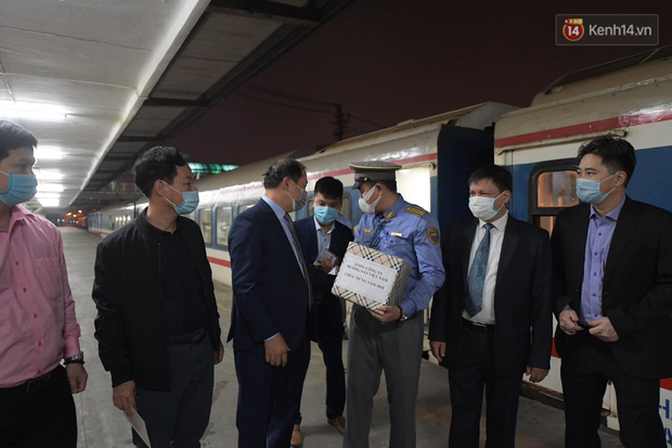 Tổ tiếp viên nhận quà và mừng tuổi của lãnh đạo tổng công ty Đường Sắt Việt Nam