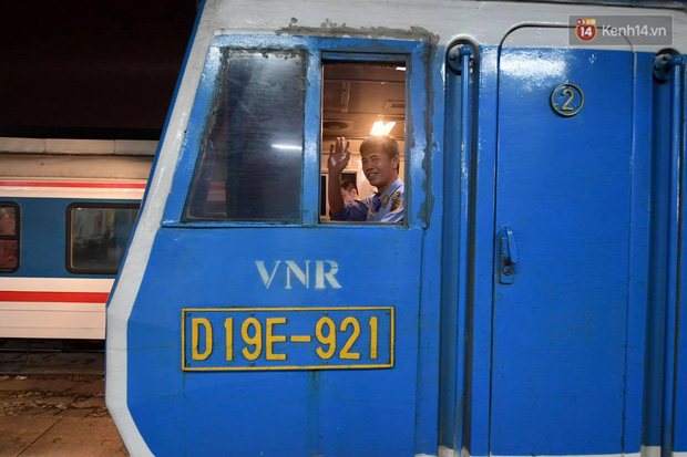 Lái tàu Nguyễn Bắc Hà chào tạm biệt đồng nghiệp để bắt đầu hành trình vào nam