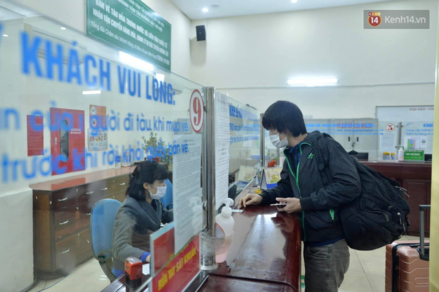 Từ 20h tối nhiều hành khách vội vàng tới ga để mua vé giờ chót về quê