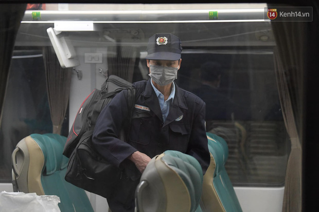 Nhiều người làm nốt công việc cuối năm mới trở về nhà