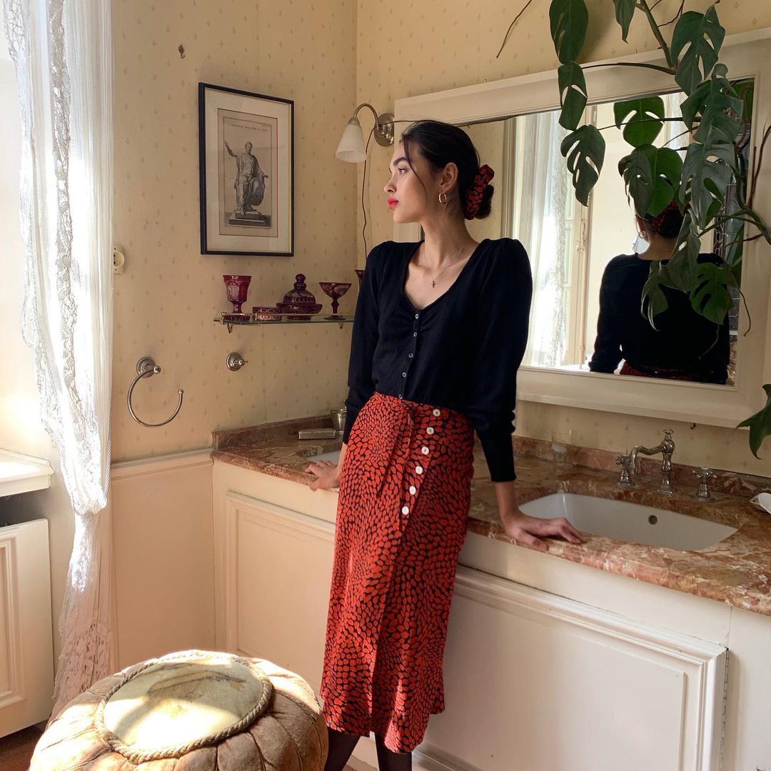 Mọi cô nàng nữ tính nhẹ nhàng đều mê set đồ đơn giản nhưng thanh lịch vô cùng này, nhất là khi diện thêm dây buộc tóc xuyệt tông nữa thì quá hoàn hảo cho style của một quý cô Pháp chính hiệu.