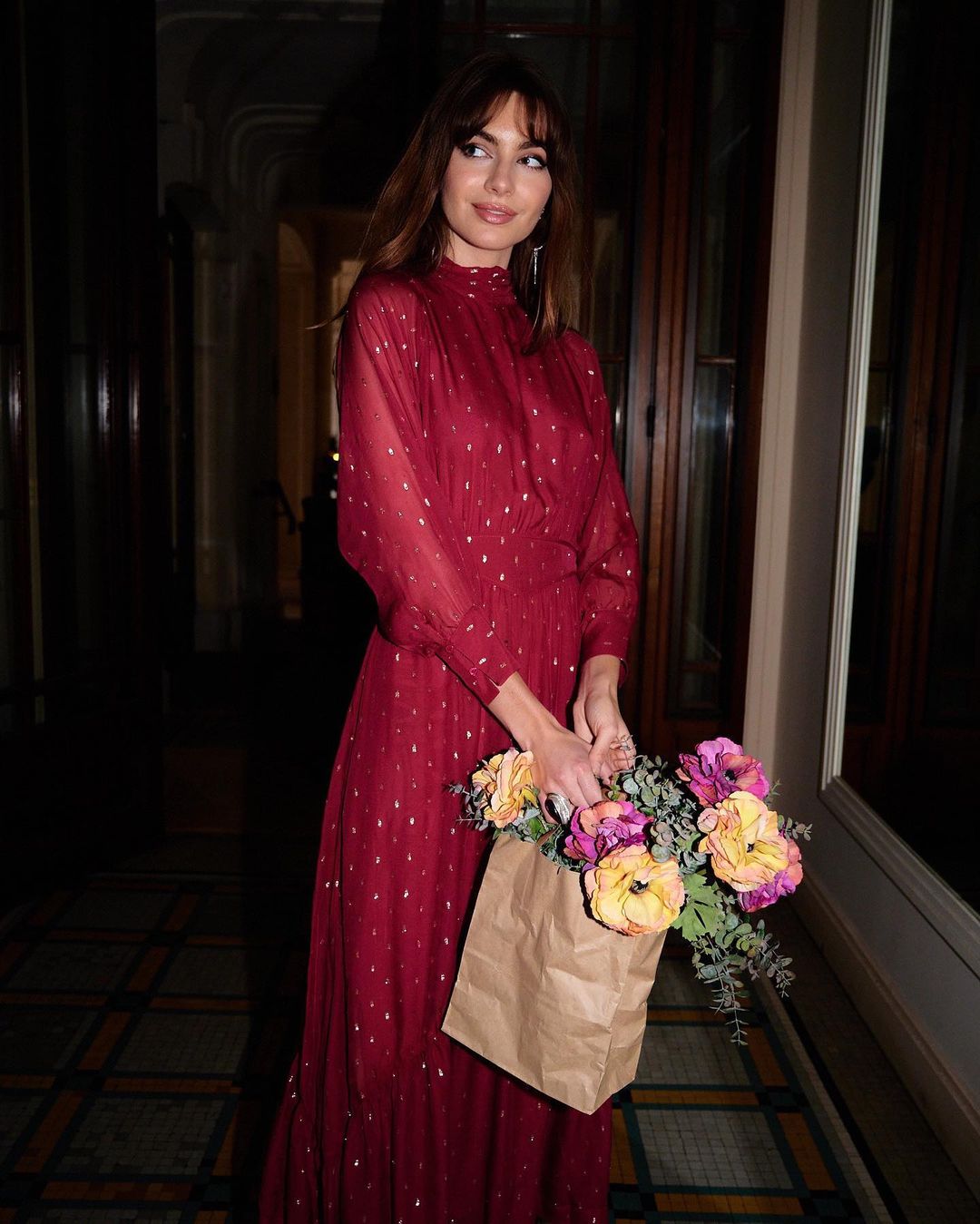 3 ngày Tết, thời tiết siêu đẹp để diện những bộ váy liền duyên dáng, thiết kế váy đỏ điểm xuyết chấm bi nhẹ nhàng và các nàng chỉ cần như vậy cũng ghi điểm trọn vẹn trong ngày đầu xuân năm mới này.