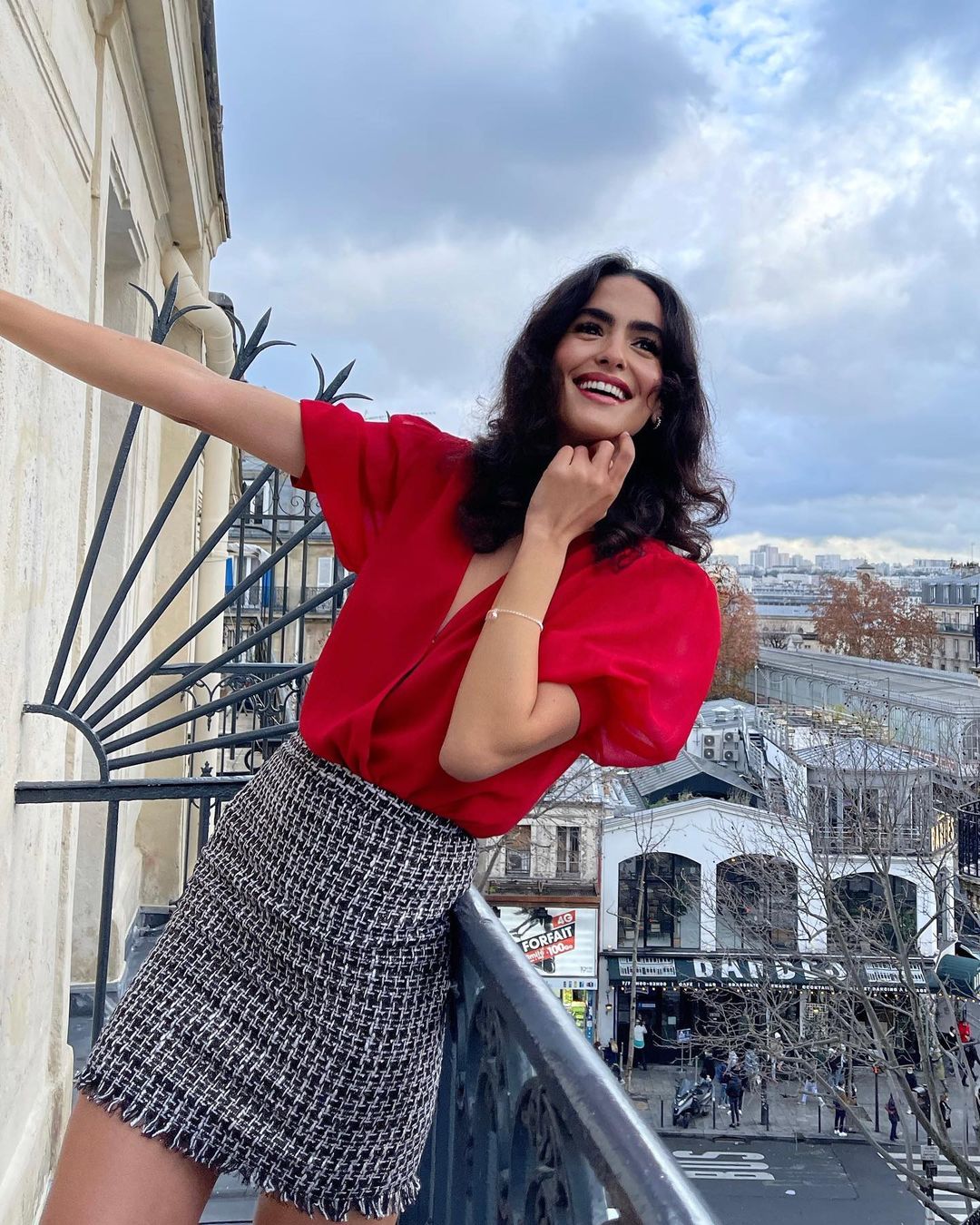 Chân váy vải tweed - item được mọi cô nàng săn đón trong mùa lạnh năm nay, được diện cùng một thiết kế blouse đỏ tươi tắn, các nàng có ngay một set đồ vừa nữ tính nhẹ nhàng vừa sang chảnh bật nhất cho 3 ngày Tết này.