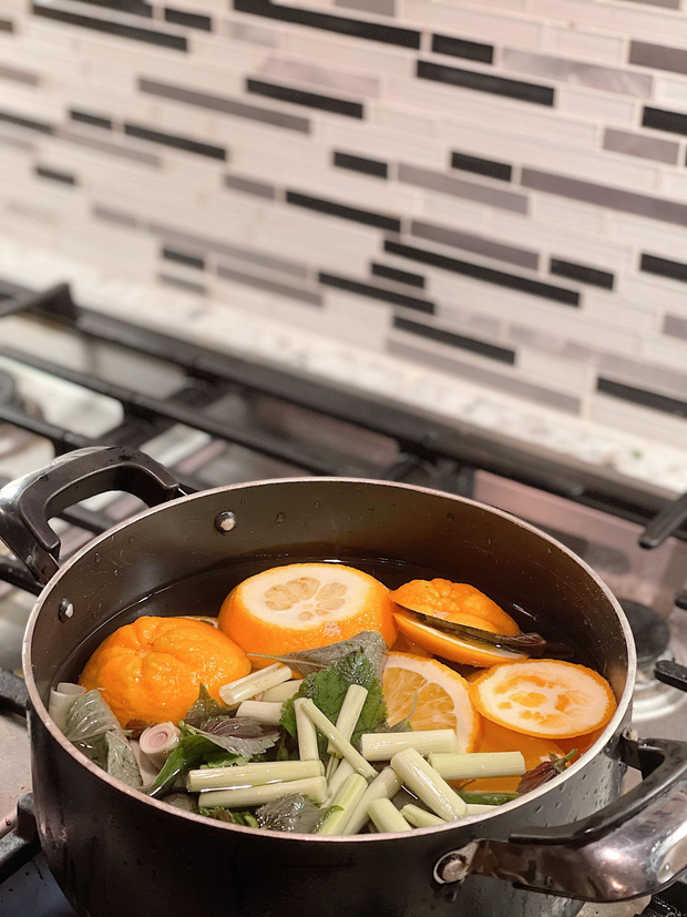 Phương pháp xông hơi được 2 chị em học theo sự hướng dẫn của gia đình người Việt ở Canada