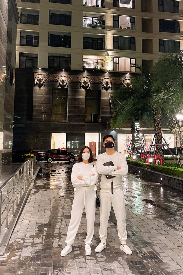 Trước đó, Lâm Bảo Châu và Lệ Quyên cũng gây chú ý khi diện đồ đôi, cùng nhau đón năm mới ở Hà Nội