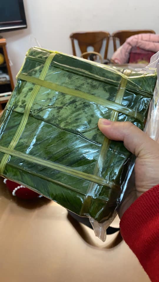 Chiếc bánh chưng giá 150.000 đồng đến tay thực khách được hút chân không đảm bảo vệ sinh.