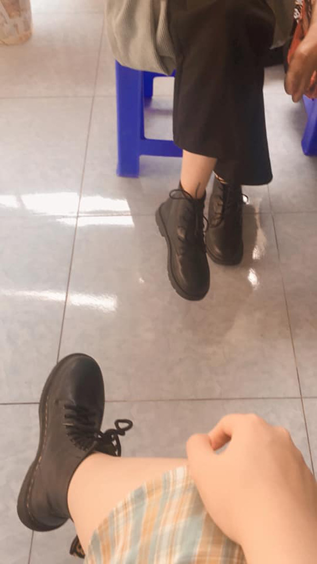 Đến chúc Tết nhưng xác định ngồi ngoài cho tiết kiệm thời gian (Ảnh: Như An)