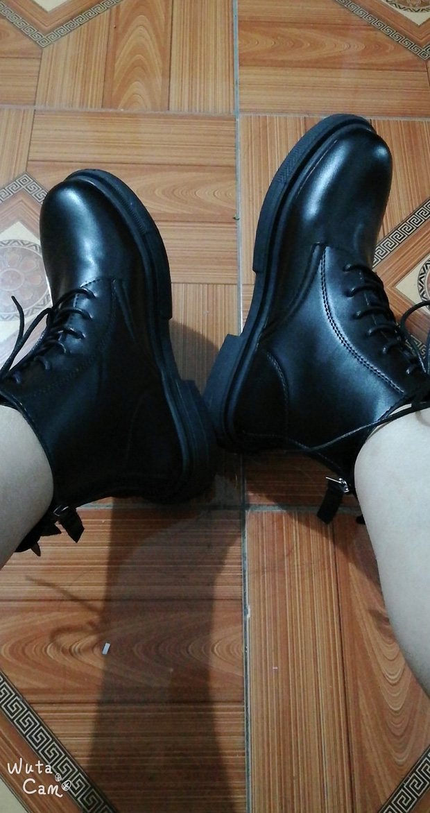 Vẫn muốn điệu thì nhanh trí đầu tư đôi giày có khóa kéo sau gót nha (Ảnh: Nguyễn Hoàng Khánh Nguyên)