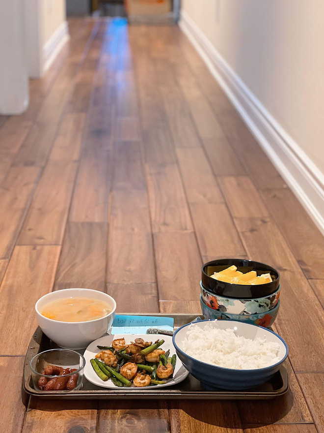 Những bữa ăn đều được để bên ngoài để hạn chế việc tiếp xúc trực tiếp