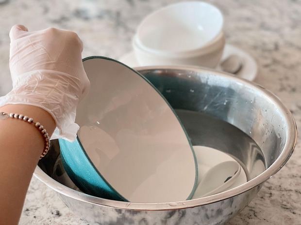 Cậu em Minh sẽ tự cách ly trong phòng, tự rửa bát ở một phòng vệ sinh riêng. Sau đó, Minh Hà sẽ tráng lại bằng nước sôi để đảm bảo an toàn