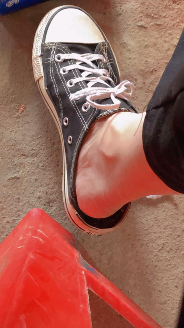 Giày gì thì giày, cứ đi giẫm gót cho nhanh, khỏi cởi (Ảnh: Ngọc Ánh)