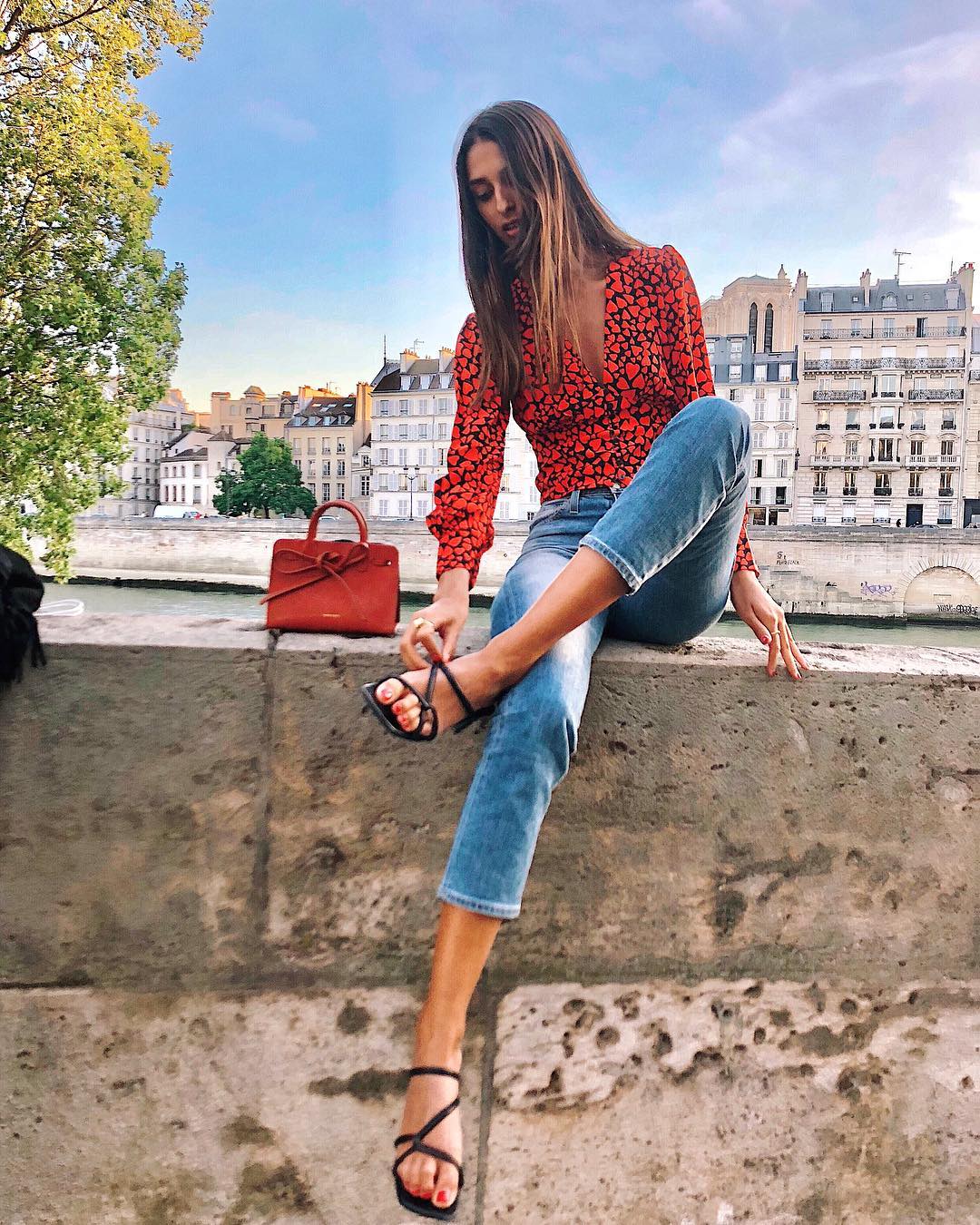 Blouse + quần jeans: combo đẹp mọi hoàn cảnh cho các nàng 30+, Tết này hãy thêm sắc cho bộ cánh của mình bằng một thiết kế blouse đỏ tươi rực rỡ, bạn nhé.