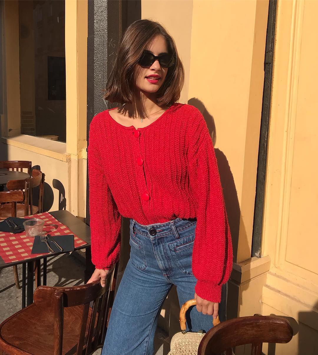 Hoặc chỉ đơn giản là diện áo len cùng quần jeans, sơ vin gọn gàng cũng giúp nàng 30 nổi bật vô cùng.