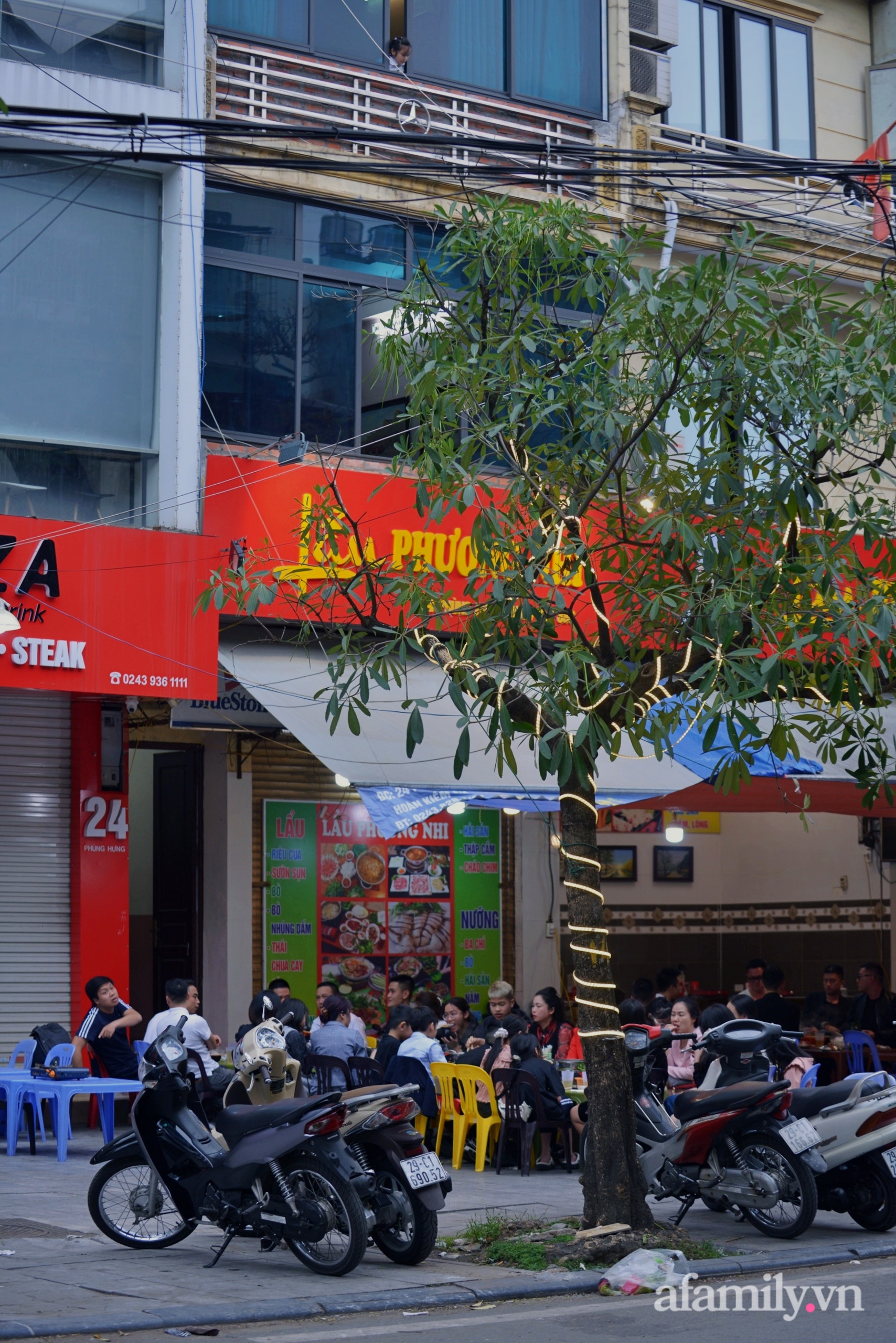 Các hàng quán được 1 mùa bội thu khi không lúc nào không có khách ghé thăm, thậm chí nhiều hàng ăn quán xá mới tinh mọc ra chỉ để buôn bán thời vụ trong mấy ngày Tết.