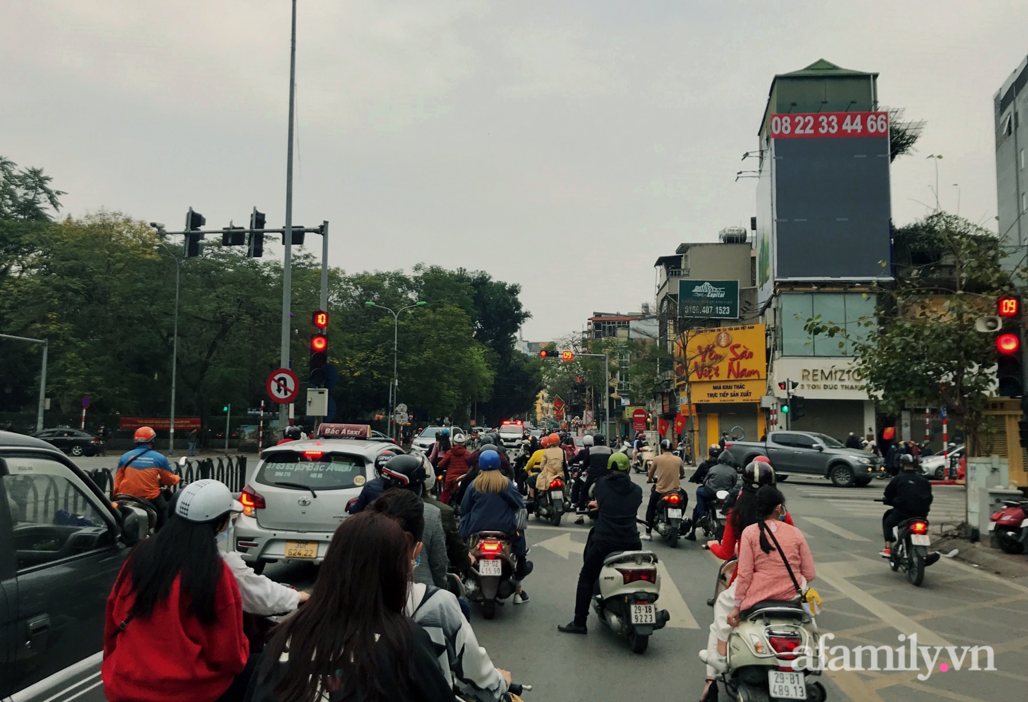 Có lẽ đây là hình ảnh hiếm hoi khi hôm nay mới chỉ là mùng 2 Tết nhưng lượng phương tiện dừng chờ đèn đỏ lại nhiều đến như thế này.