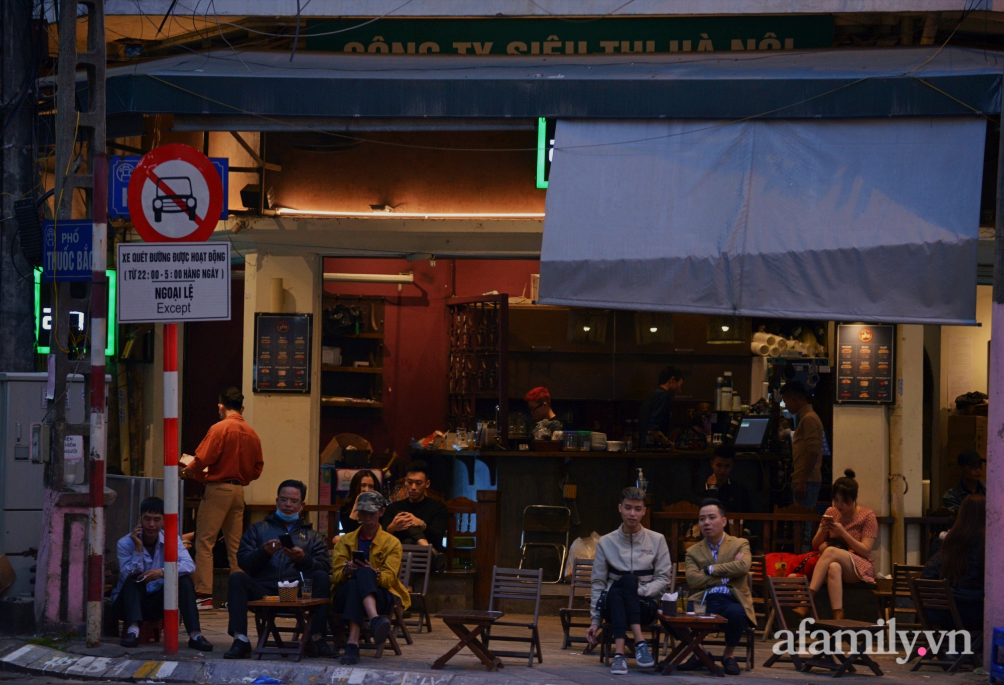 Nhiều chuỗi cafe phụ thu khá cao khi phục vụ trong Tết nhưng khách hàng vẫn đông kín.