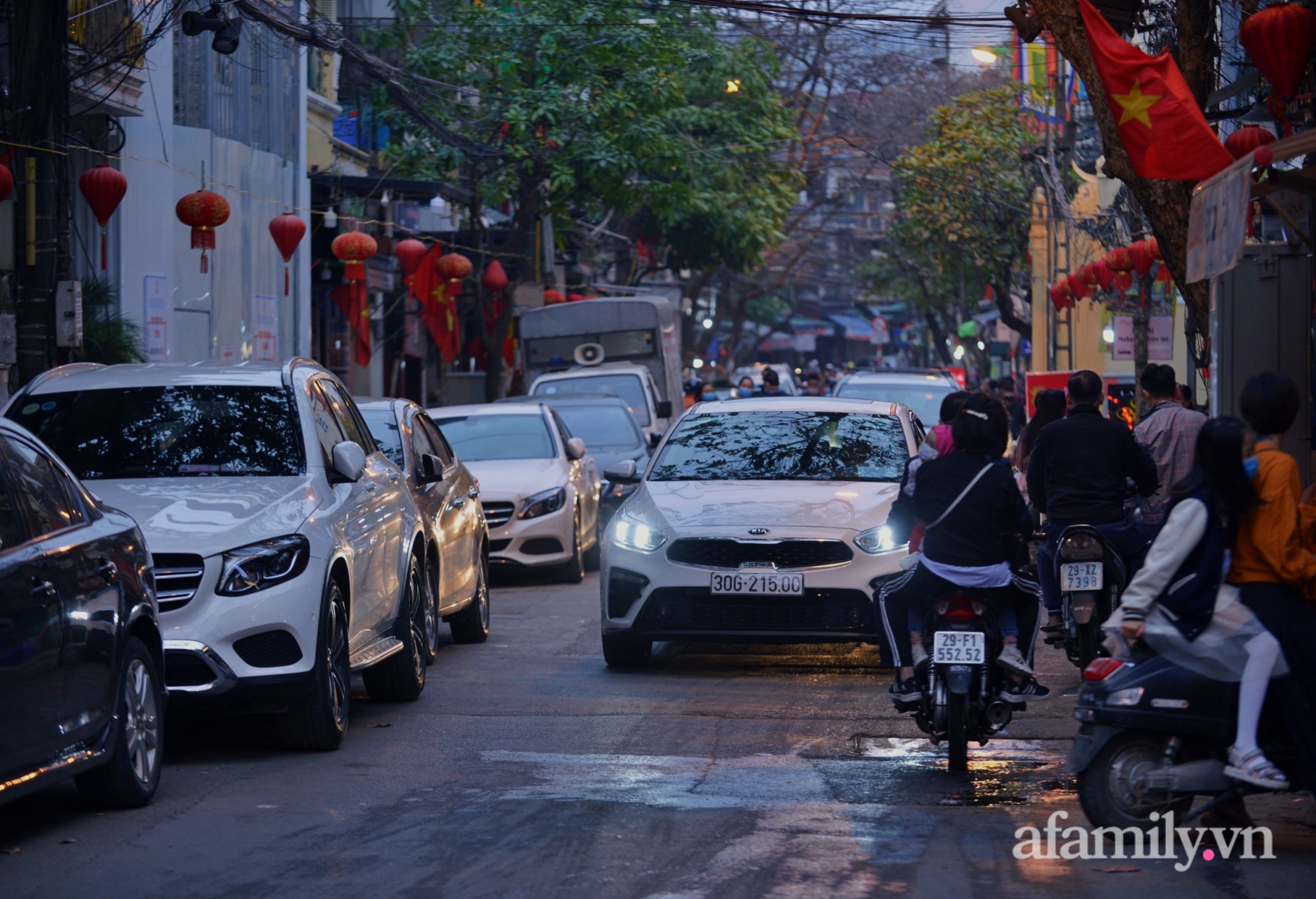 Ô tô xếp hàng dài dằng dặc trên nhiều tuyến đường Hà Nội.