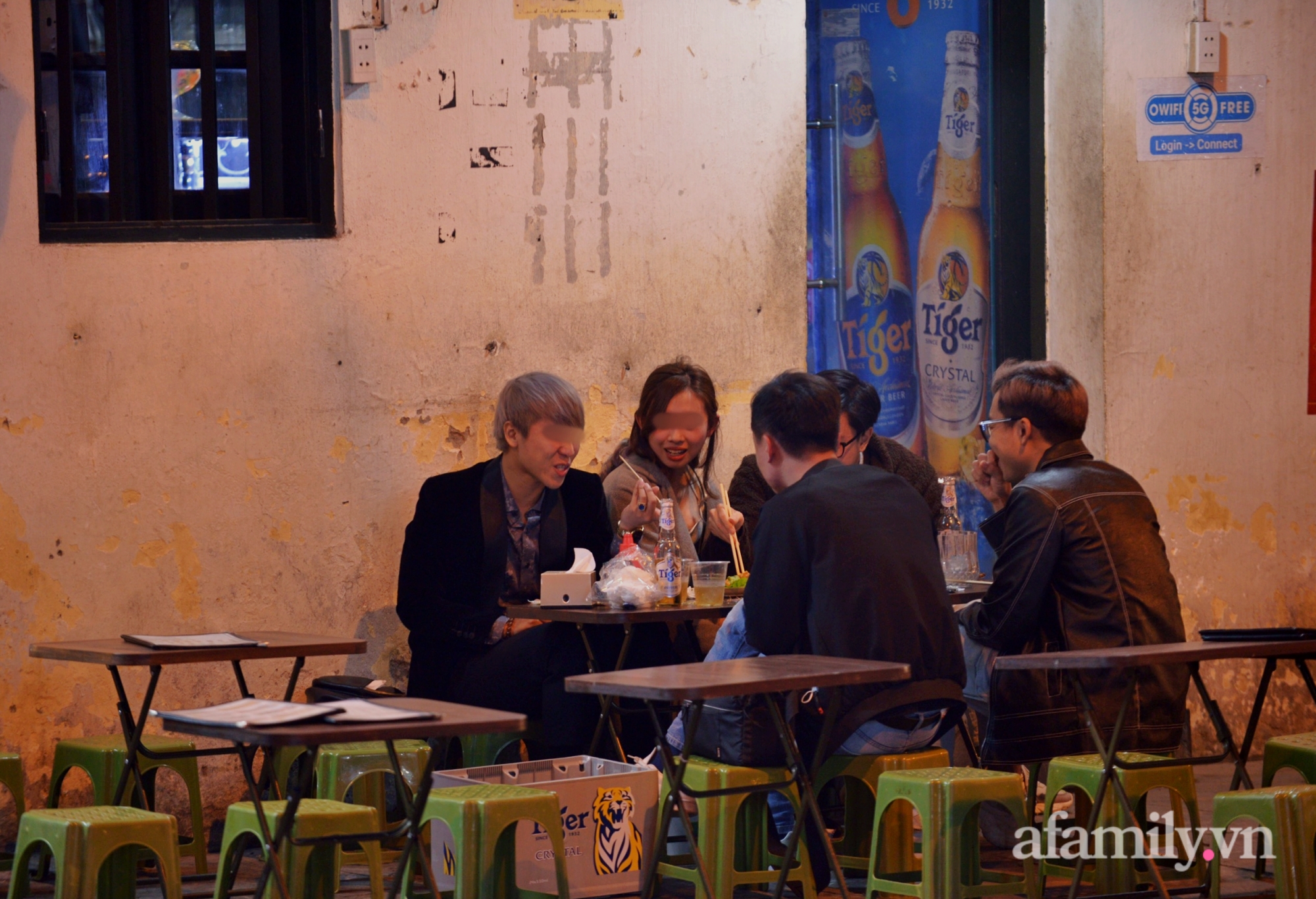 Các bạn trẻ gặp gỡ đi chơi xuân là đối tượng khách hàng chính của nhiều hàng quán phục vụ Tết.