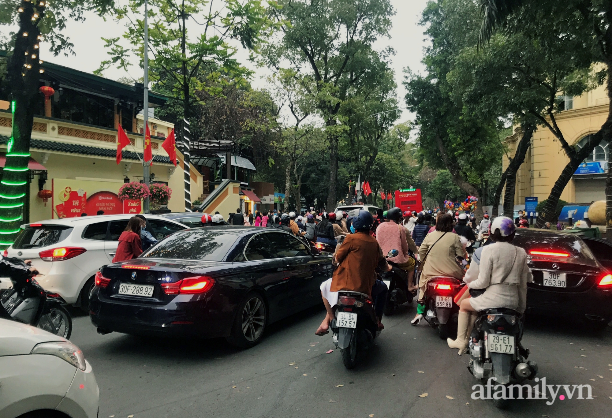 Bờ Hồ là địa điểm du xuân của người dân, chính vì vậy đây cũng chính là địa điểm tắc nghẽn giao thông, các phương tiện xếp hàng dài và rất khó để di chuyển khi đi qua đoạn đường này.