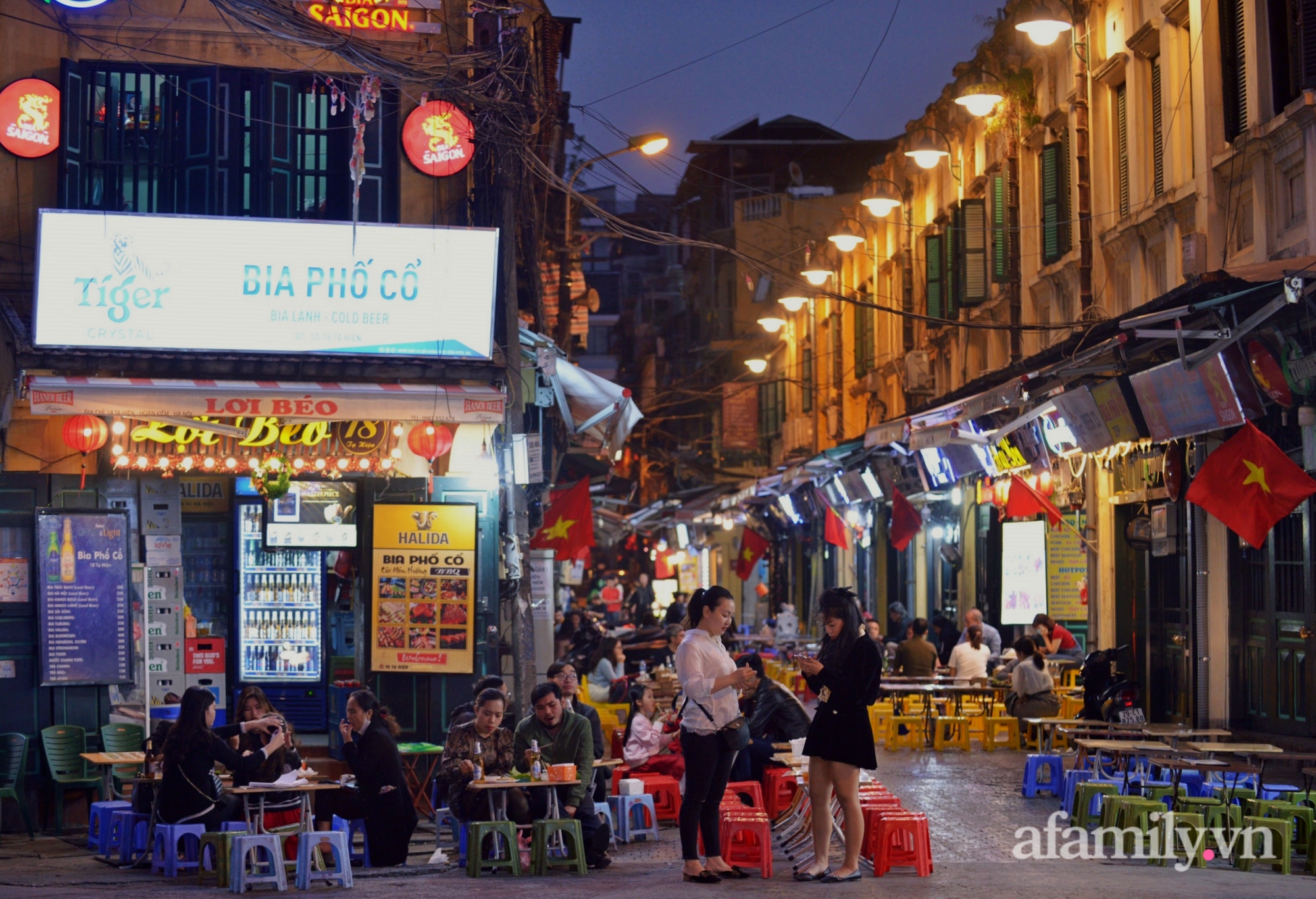 Phố Tạ Hiện, địa điểm vui chơi của giới trẻ cũng hoạt động ngay cuối giờ chiều.