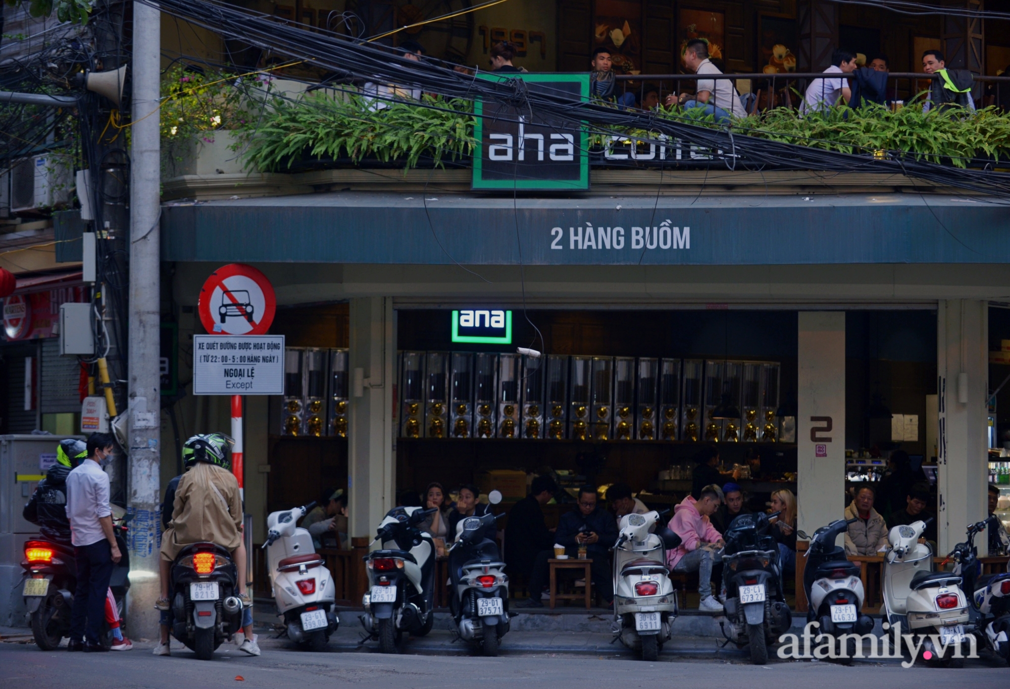 Nhiều cửa hàng cafe mở xuyên Tết để phục vụ nhu cầu tăng cao đáng kể của người dân trong những ngày Tết Nguyên Đán.