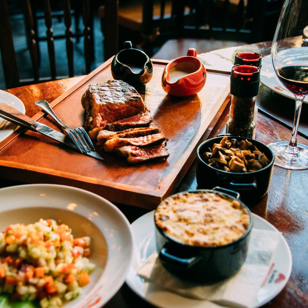 Chắc không cần phải giới thiệu quá nhiều về độ hot cũng như sự nổi tiếng về các loại Steak tại nhà hàng này rồi. Đây được xem là một trong những địa điểm hẹn hò lý tưởng nhất dành cho các cặp đôi khi cùng ngồi thưởng thức bò, uống ly rượu vang và không gian cực kỳ thú vị.