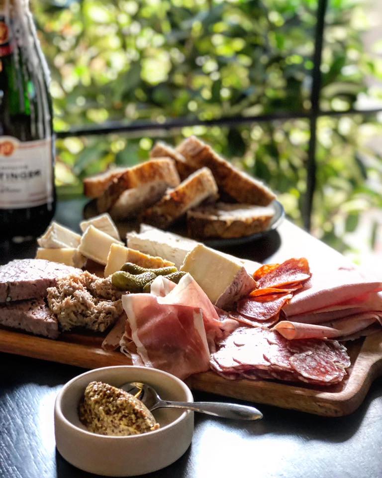 Một phương án cực kỳ tinh tế cho một bữa tối lãng mạn tại nhà với phần đồ nguội khoảng 950k/phần. Bạn có thể chuẩn bị sẵn rượu vang tại nhà và 2 người cùng chill.