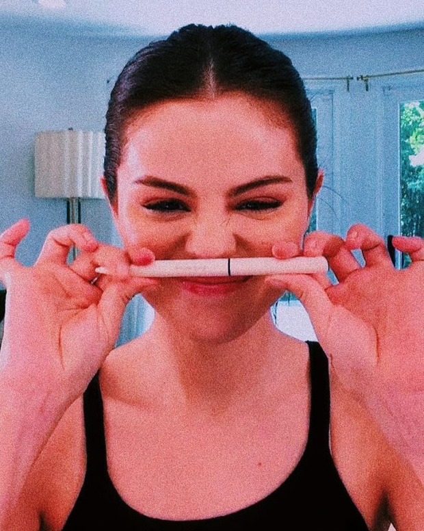 Bức ảnh gốc của Selena. Cô nàng thực ra đang khoe trên tay một chiếc bút chứ không phải que thử thai 2 vạch nào hết nha!