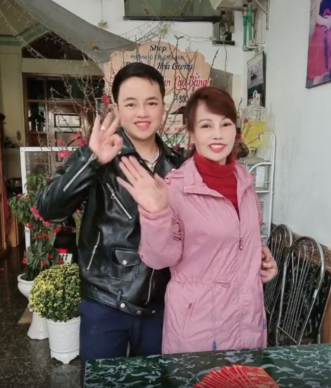 Hết vợ bị soi nhan sắc, đến chính chú rể U30 Hoa Cương cũng dính thị phi vì dùng app chỉnh sửa khuôn mặt quá đà, trông có phần hơi... nữ tính (!)